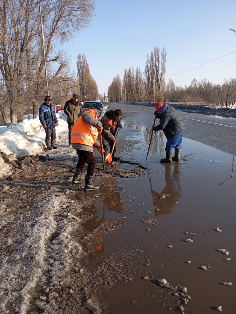 В регионах Кыргызстана проводят ремонт и уборку дорог