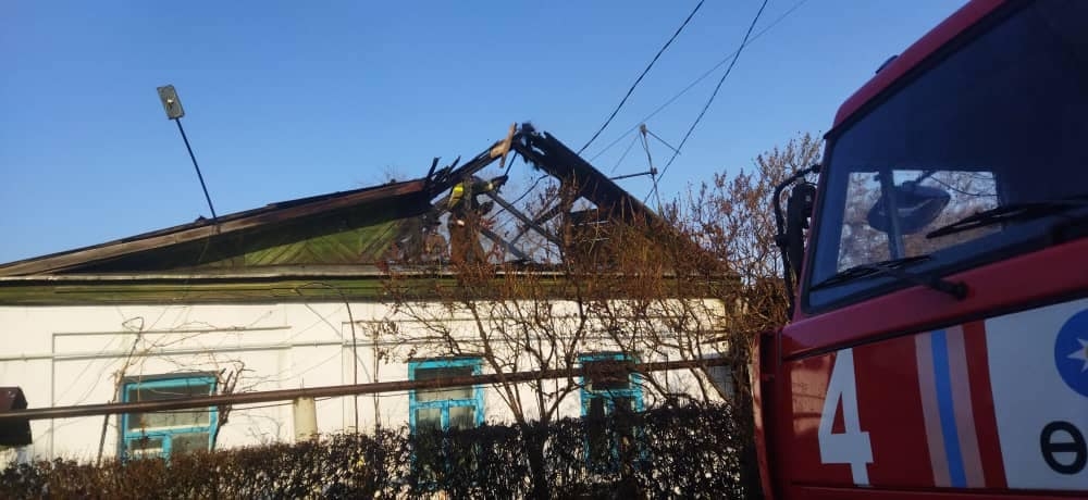 В Бишкеке горит частный дом