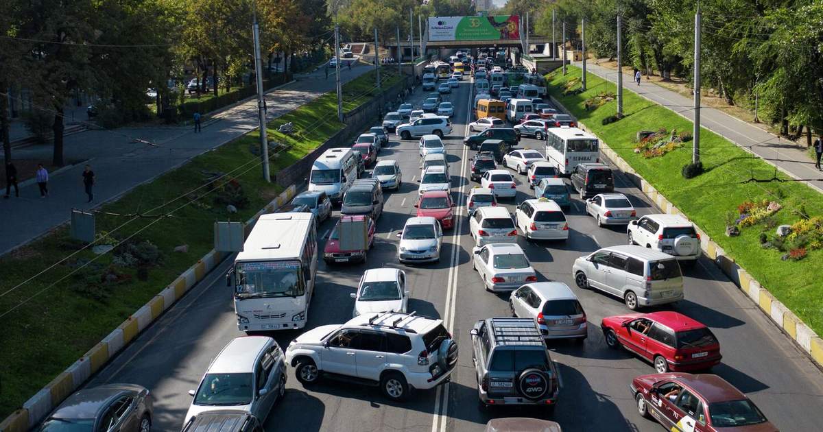 Рамиз Алиев: Инфраструктура Бишкека рассчитана на 350 тысяч машин, а ездят 750 тысяч