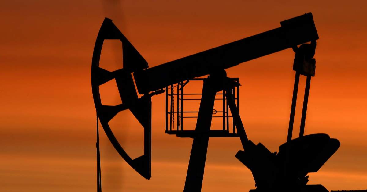 На мировых биржах нефть подешевела