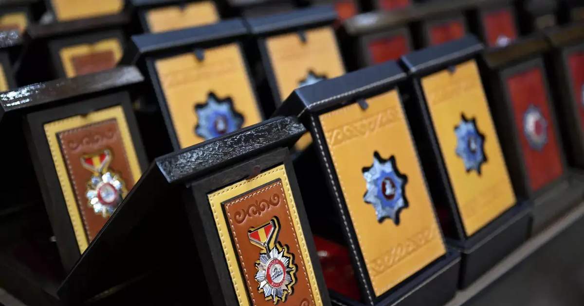 Бишкек мэрине, ички иштер министрине жана президенттин иш башкармалыгынын башчысына «Манас» I даражадагы ордени тапшырылды