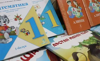 В Кыргызстане проверят, как школьные учебники оказались на рынках