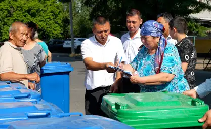 Жителям Киркомстроя подарили контейнеры для мусора