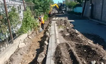 На одном из переулков Бишкека обновляют дорогу и тротуар