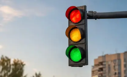 В Востоке-5 Бишкека устраняют неисправность светофора