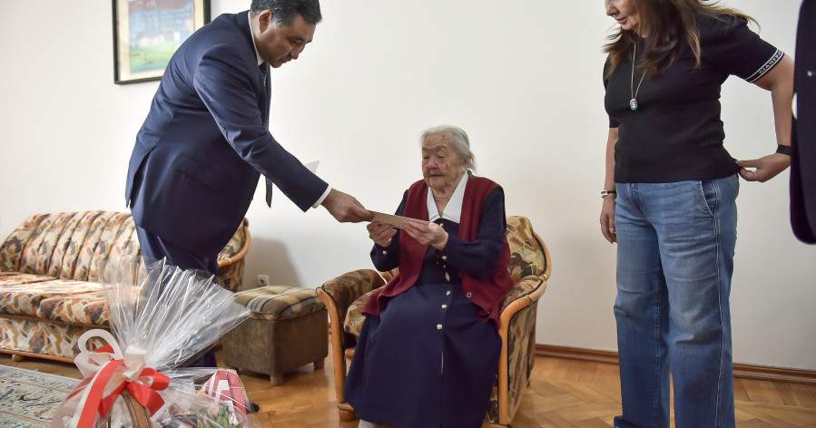 В Бишкеке поздравили жителей старше 100 лет с Международным днем пожилых