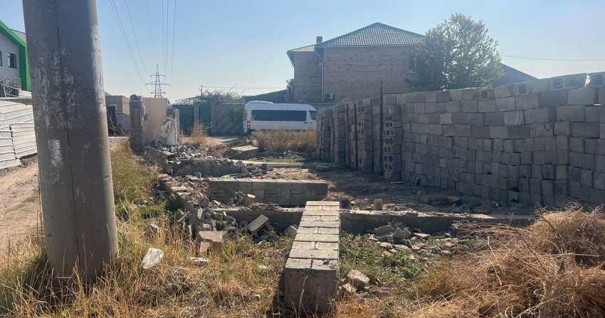 В Бишкеке демонтировали 77 незаконных объектов