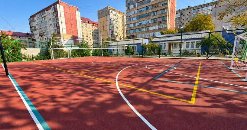 В центре «Акниет» открыли новые игровые и спортивные площадки