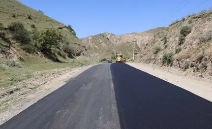 На трассе Мырзаке — Кара-Кулжа — Алайкуу продолжается укладка асфальта
