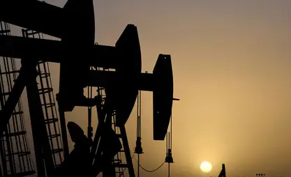 Brent дорожает, WTI снижается на фоне напряженности на нефтяном рынке