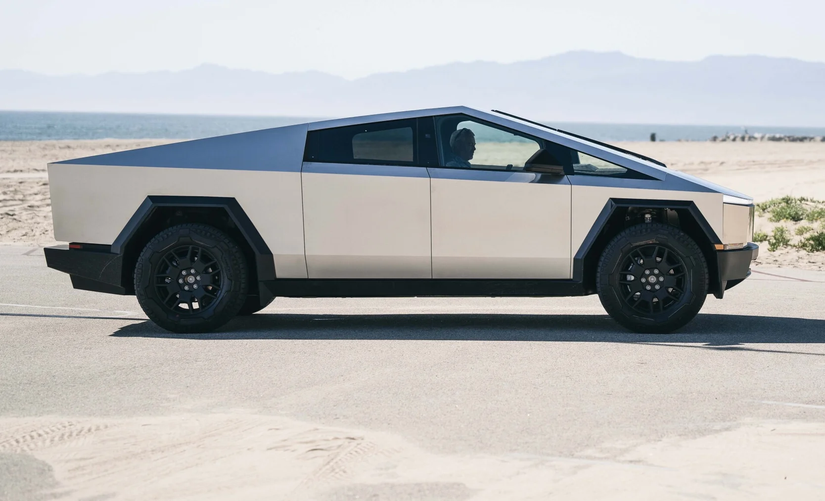 2024-tesla-cybertruck-03_large.jpg