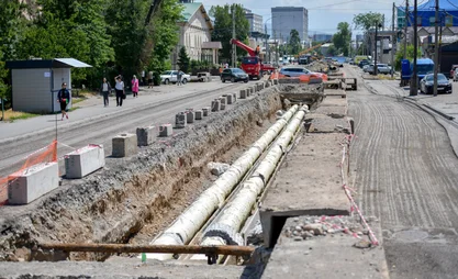 В Оше заменяют тепловые сети на улице Курманжан датка