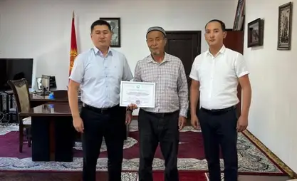 Житель Кадамжая получил компенсацию за сгоревший дом в сумме более 200 тыс. сомов