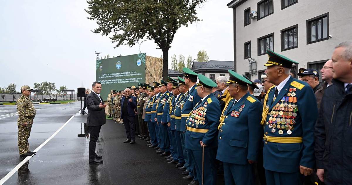 Садыр Жапаров выделил 30 млн сомов на поощрение военнослужащих