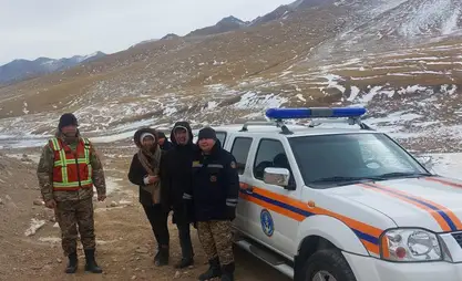Двое граждан, застрявших в горах из-за поломки автомобиля, спасены