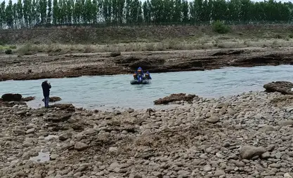 Поиски ребенка, упавшего в реку Нарын, продолжаются