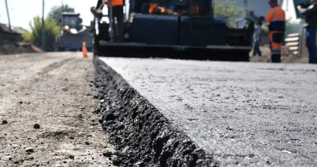 В Ала-Букинском районе за пять лет заасфальтировали 27 км дорог