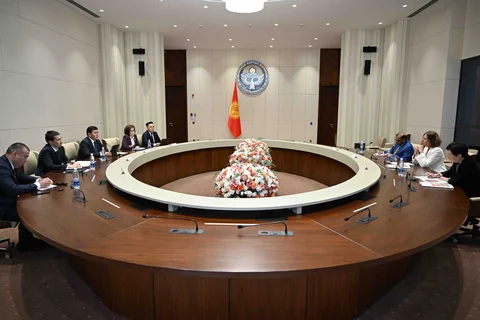 6a06a2563e891.jpg