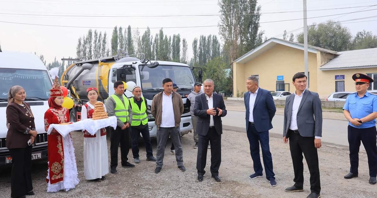 Школьникам Кичик-Алая предоставили микроавтобус для поездок в школу