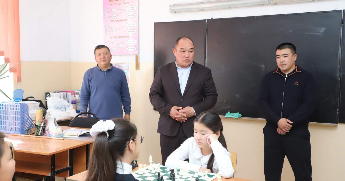 Школам Бишкека передали оборудование для шахматных кружков