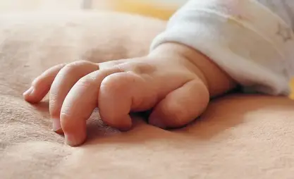 В Манасе у подъезда многоэтажного дома нашли новорожденного