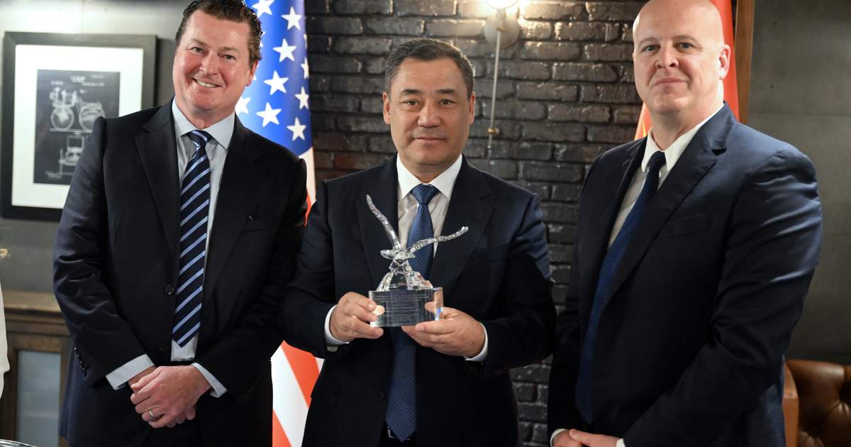 StoneX Group и деловой совет США вручили Садыру Жапарову специальный памятный знак