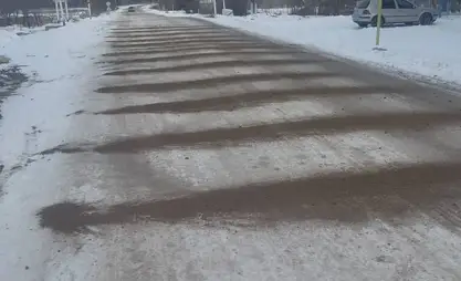 Дорожники чистят снег на перевале Отмок