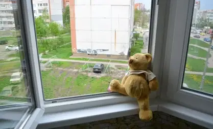 В Бишкеке женщина с двумя детьми выпала с шестого этажа