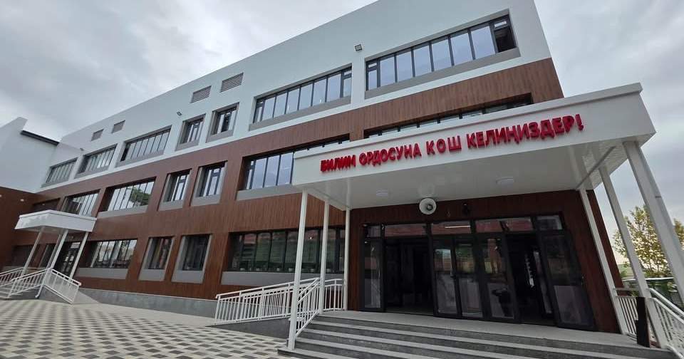 В Манасе построили новый корпус школы имени Осмонова на 375 мест