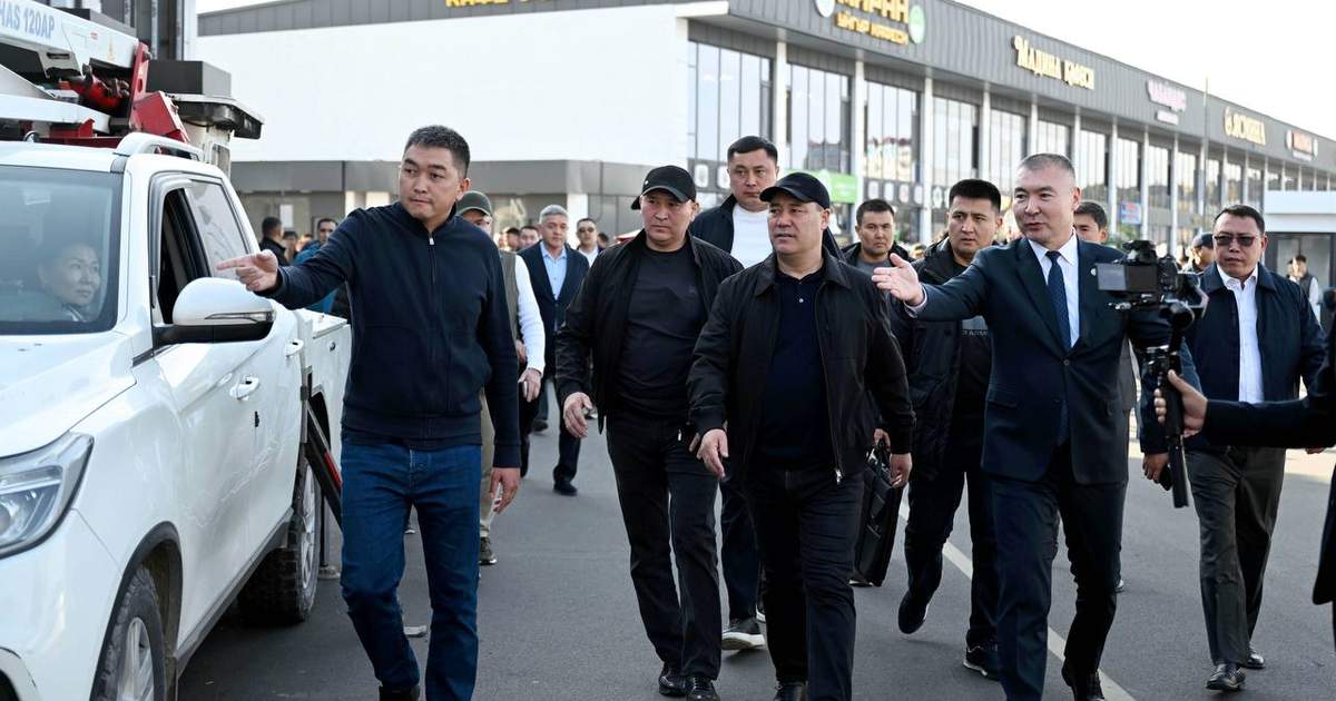 Садыр Жапаров посетил новый рынок «Мадина» и встретился с торговцами