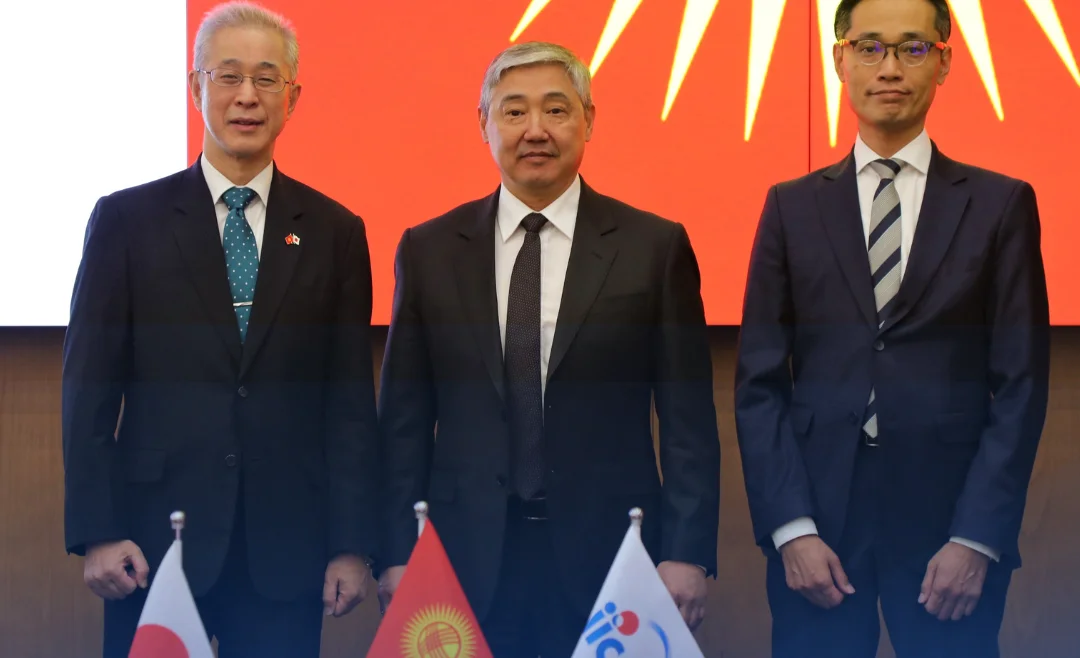 КЫРГЫЗ РЕСПУБЛИКАСЫНЫН ФИНАНСЫ МИНИСТРИ ЖАПОНИЯНЫН КЫРГЫЗ РЕСПУБЛИКАСЫНДАГЫ АТАЙЫН ЖАНА ЫЙГАРЫМ УКУКТУУ ЭЛЧИСИ ЖАНА JICAНЫН КЫРГЫЗ РЕСПУБЛИКАСЫНДАГЫ ӨКҮЛҮ МЕНЕН ЖОЛУГУШТУ.png