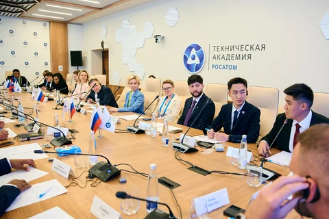 Молодые лидеры на встрече с Лихачевым A.E.JPG.jpeg