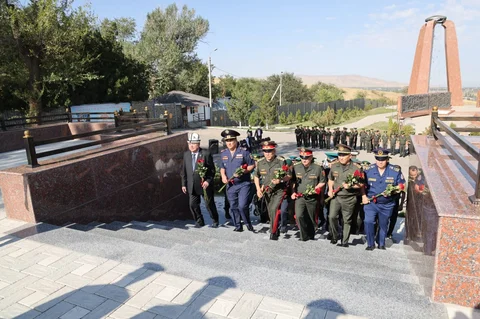В «Ата-Бейите» почтили память военнослужащих, погибших при защите госграницы (26).jpeg