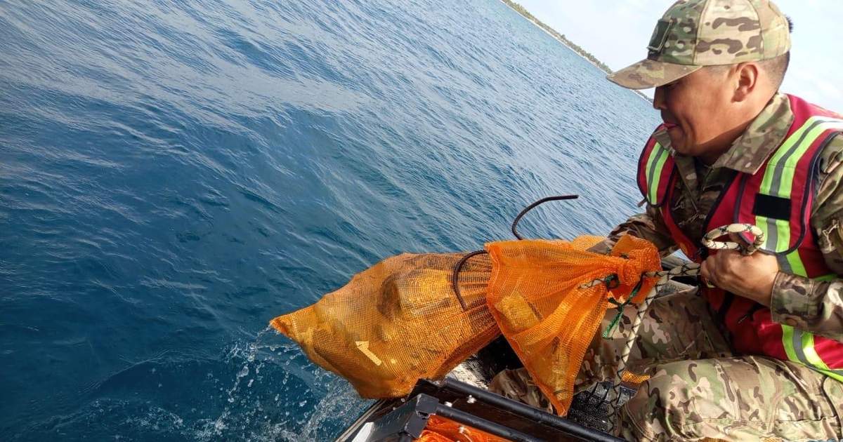 В селе Бостери извлекли около 400 кг мусора со дна Иссык-Куля
