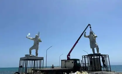 Зевс и Посейдон поселились на берегу Иссык-Куля: в Балыкчы обсуждают новые скульптуры