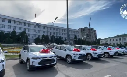 Вице-мэрам Оша вручили новые служебные автомобили