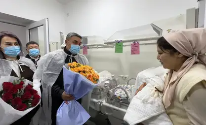 В Оше маму с четверняшками торжественно выписали из роддома