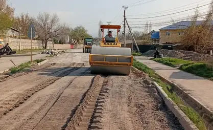 В Бишкеке ремонтируют участок дороги по улице Месароша по новой технологии