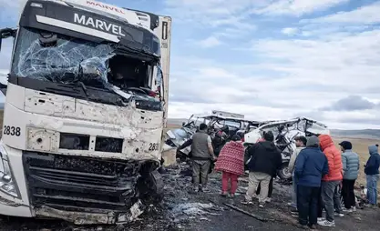 В Перу 13 человек погибли при лобовом столкновении микроавтобуса с грузовиком