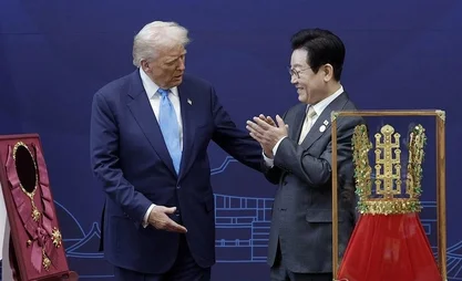 Южная Корея вручила Трампу копию древней золотой короны и высшую госнаграду
