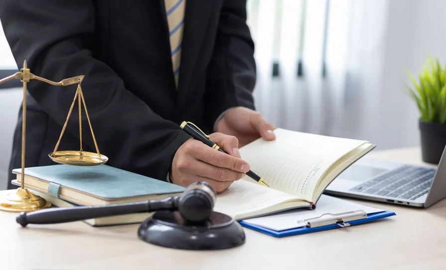 Юрист корпоративного права.jpg