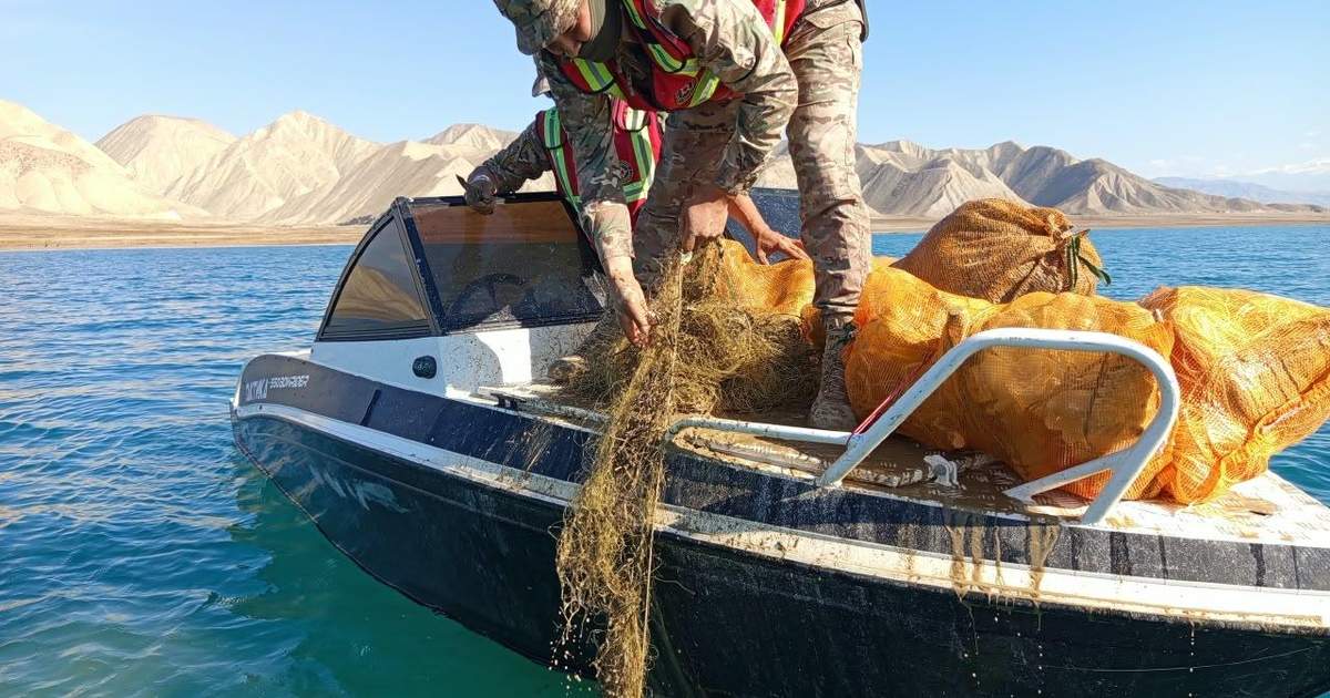 Из Токтогульского водохранилища извлекли 9 рыболовных сетей