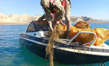 Из Токтогульского водохранилища извлекли 9 рыболовных сетей