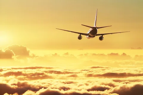 airplane-sky-sunset_670147-10325.avif