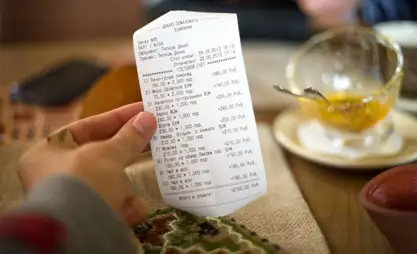Почему сумма за обслуживание в кафе указывается в чеках ККМ по-разному?