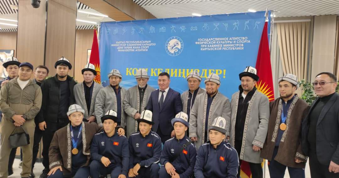 Призеров чемпионата мира по борьбе встретили в аэропорту Бишкека