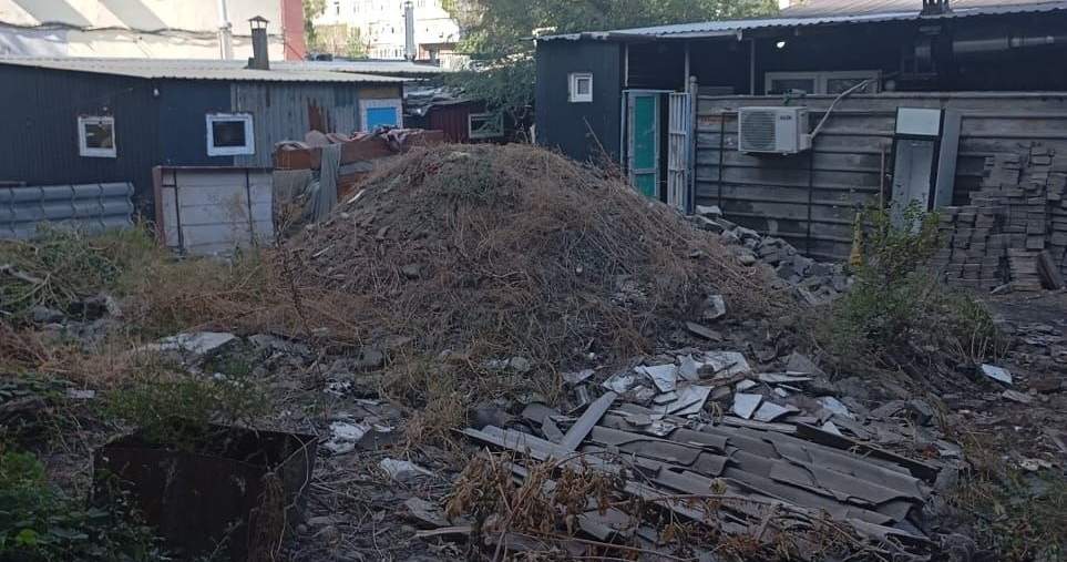 В Бишкеке владельца участка оштрафовали за незаконный выброс мусора