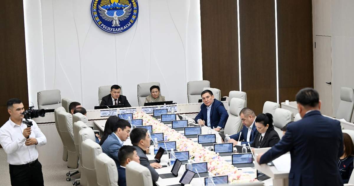 Депутаты призвали усилить поддержку местных производителей молока