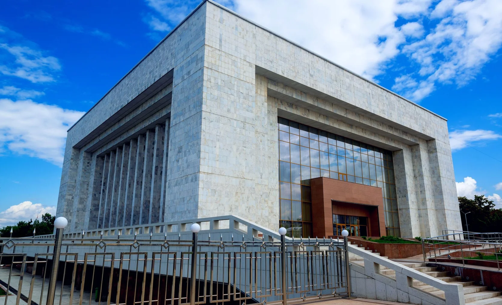 historical-museum-in-Bishkek.jpg
