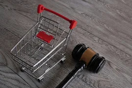 judge-gavel-shopping-trolley-table-consumer-rights-customer-protection-commercial-law-concept-scaled.jpg